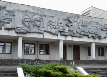 Радянський барельєф, якому понад 60 років, заберуть з фасаду тернопільської школи