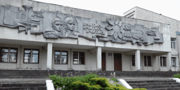 Радянський барельєф, якому понад 60 років, заберуть з фасаду тернопільської школи