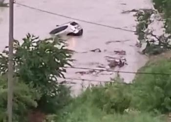 Потоп на Львівщині: річка вийшла з берегів і зносить автівки (Фото)
