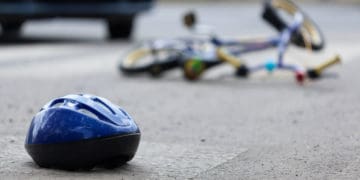 Водійка на Мерседесі збила шестирічну дитину на велосипеді у Великих Гаях