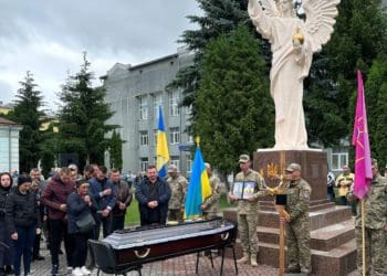 Кортеж із загиблим бійцем зустріли жителі у Підволочиську