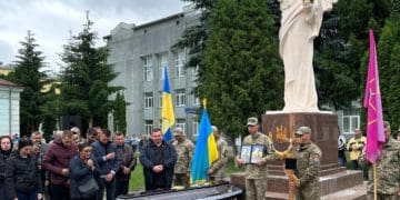 Кортеж із загиблим бійцем зустріли жителі у Підволочиську