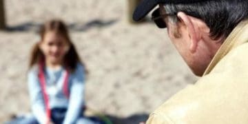 Старший чоловік чіплявся до дітей у парку в Тернополі