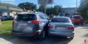 Затор через ДТП біля кільця на вулиці Крушельницької у Тернополі