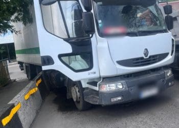 Через ДТП із вантажівкою ускладнений рух Горбатим мостом у Тернополі