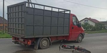 У Скалатській громаді дитина на велосипеді врізалась у фургон