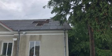 Через негоду повалені дерева і діряві дахи у селі на Тернопільщині