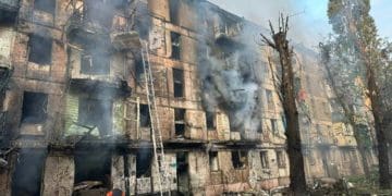 Окупанти влучили у житловий будинок: внаслідок нічної атаки на Кривий Ріг є загиблі та поранені