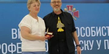 Міністр оборони вручив медаль «За сприяння ЗСУ» аграрію з Тернопільщини Петру Гадзу