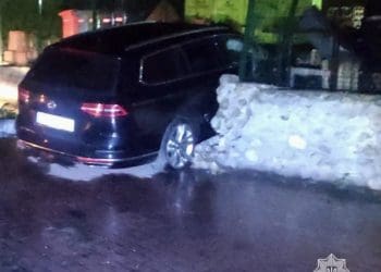 У Тернополі під час комендантської години водій зніс огородження (Фото)