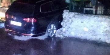 У Тернополі під час комендантської години водій зніс огородження (Фото)