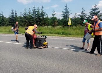 На державних дорогах Тернопільщини латають тріщини і ями