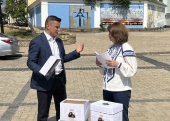 Михайло Головко передав у Києві 60 тисяч підписів, котрі зібрали на Тернопільщині проти Московського патріархату