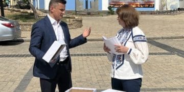 Михайло Головко передав у Києві 60 тисяч підписів, котрі зібрали на Тернопільщині проти Московського патріархату