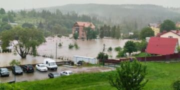 У Львівській області після зливи річка вийшла з берегів: пошкоджено мости, підтоплено житло