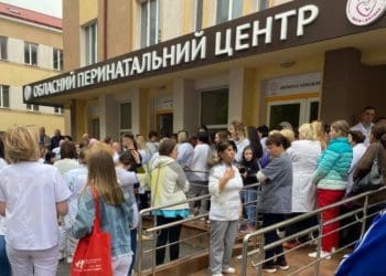 Медики з Тернопільського пологового вийшли на протест