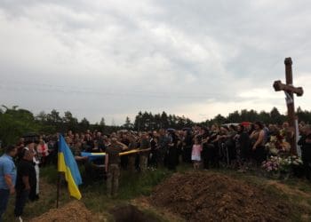 Із воїном, який загинув від мінометно-артилерійського обстрілу на Донеччині, попрощалися у Вишнівецькій громаді