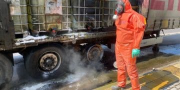 Вантажівка із соляною кислотою загорілася на дорозі у Козівській громаді, рух перекрили