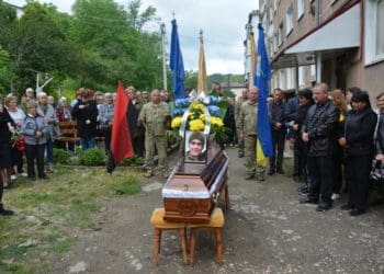 Зі старшим солдатом, який загинув боронячи країну на Донеччині, попрощалися у Теребовлі (Фото)