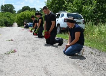 Тіло загиблого захисника Володимира Батовського зустріла Лановецька громада