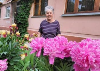 Понад 30 сортів квітів вирощує 76-річна тернополянка Марія Дзюбак