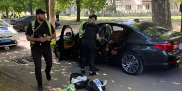 Очільник федерації пляжної боротьби відкрив стрілянину по іномарці, в якій перебувала його дружина