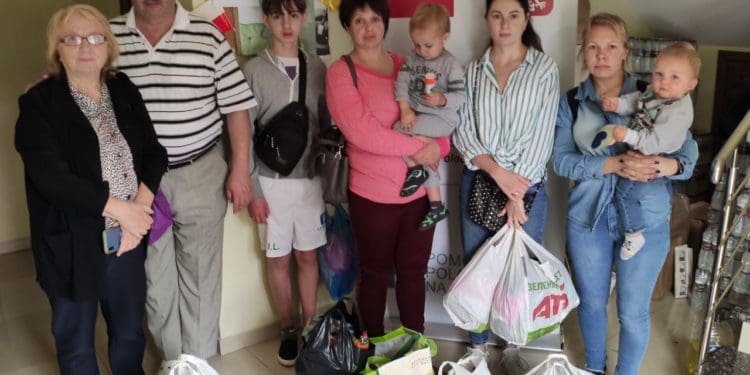 Поляк, який понад 20 років живе у Кременці, допомагає військовим, лікарням і переселенцям