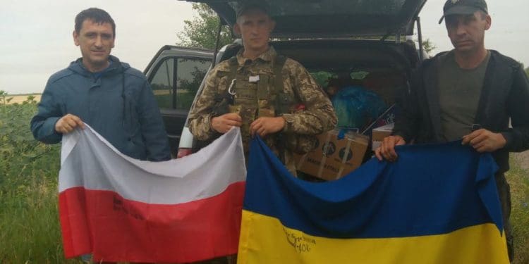 Поляк, який понад 20 років живе у Кременці, допомагає військовим, лікарням і переселенцям