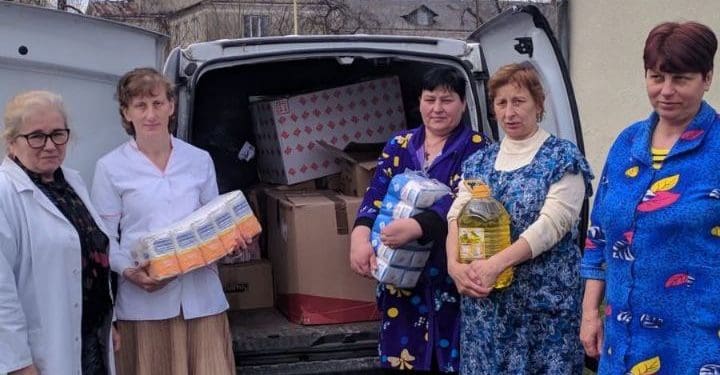 Поляк, який понад 20 років живе у Кременці, допомагає військовим, лікарням і переселенцям