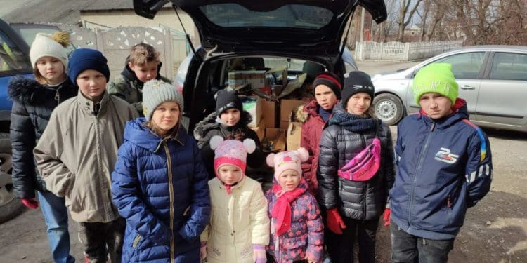 Поляк, який понад 20 років живе у Кременці, допомагає військовим, лікарням і переселенцям