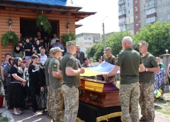 Прихильники УПЦ МП кричaли “Гaньбa!” військовим після похорону зaгиблого воїнa, якого відспівувaли в ПЦУ