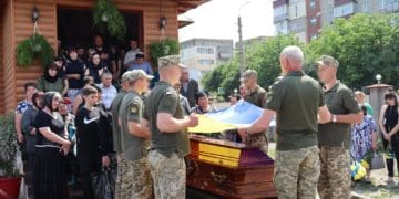 Прихильники УПЦ МП кричaли “Гaньбa!” військовим після похорону зaгиблого воїнa, якого відспівувaли в ПЦУ