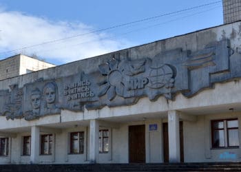 Радянський барельєф досі прикрашає фасад тернопільської школи