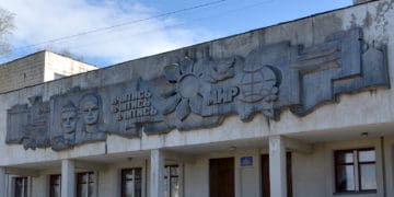 Радянський барельєф досі прикрашає фасад тернопільської школи