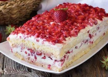 Сметанний торт з полуницею: рецепт дня