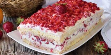 Сметанний торт з полуницею: рецепт дня