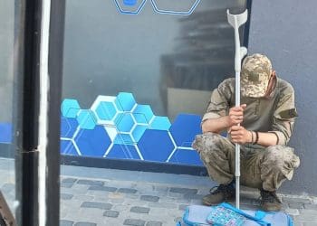 У Козовій поранений воїн, терплячи біль, чекав на свій автобус, не маючи де сісти