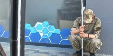 У Козовій поранений воїн, терплячи біль, чекав на свій автобус, не маючи де сісти