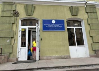 Учнів Української гімназії забрали до поліції через протест біля Тернопільської міськради- ЗМІ