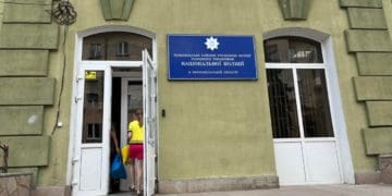 Учнів Української гімназії забрали до поліції через протест біля Тернопільської міськради- ЗМІ