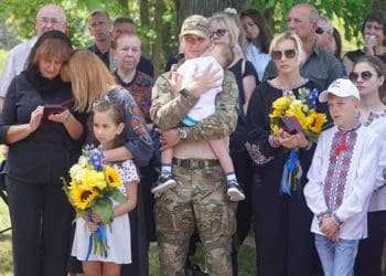 Матері тернопільського поліцейського, який загинув боронячи країну, вручили орден “За мужність” сина