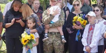 Матері тернопільського поліцейського, який загинув боронячи країну, вручили орден “За мужність” сина