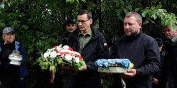 Прем’єр-міністр Польщі відвідав кладовище у селі на Тернопільщині, де колись жили поляки