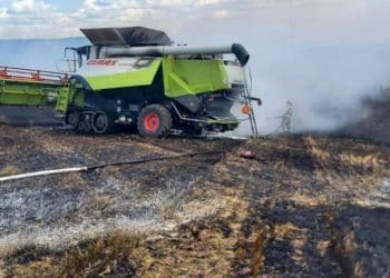 Комбайн рятували від вогню на полі борщівські рятувальники