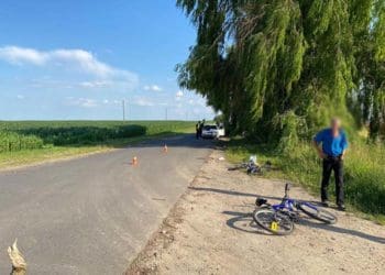 П’яний водій, здаючи назад, збив двох людей на узбіччі на Шумщині