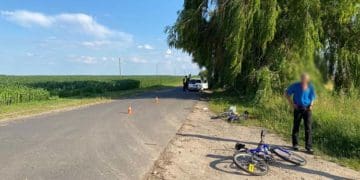 П’яний водій, здаючи назад, збив двох людей на узбіччі на Шумщині