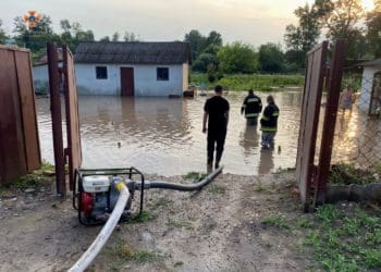 Через коротку зливу підтопило 11 будинків у Вишнівці (Фото)