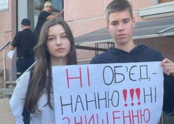 Учням гімназії пояснили, чому ті не можуть проводити мітинг біля міської ради у Тернополі (Відео)