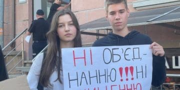 Учням гімназії пояснили, чому ті не можуть проводити мітинг біля міської ради у Тернополі (Відео)
