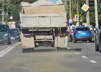 На центральній вулиці у Тернополі з вантажівки виливався бетон